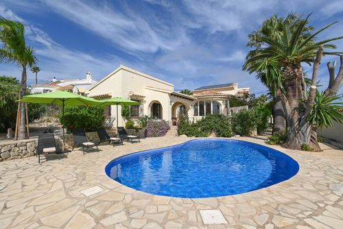 Villa La Siesta: Javea, Costa Blanca, Espagne. Chaises longues et avec piscine privée et terrasse