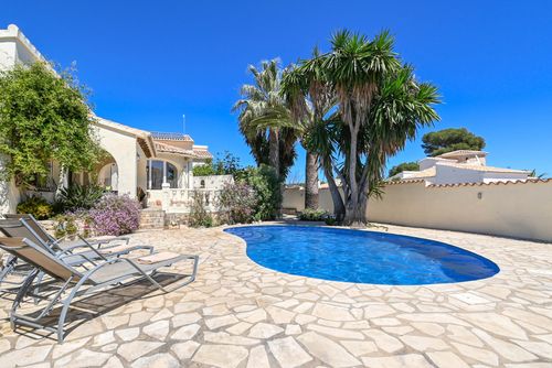 La Siesta Prachtige en comfortabele villa met privézwembad in Jávea, Costa Blanca, Spanje voor 6 personen. Het huis is gelegen in een residentiële strandomgeving, dicht bij supermarkten en op 2 km van Playa Ambolo, het strand van Jávea....