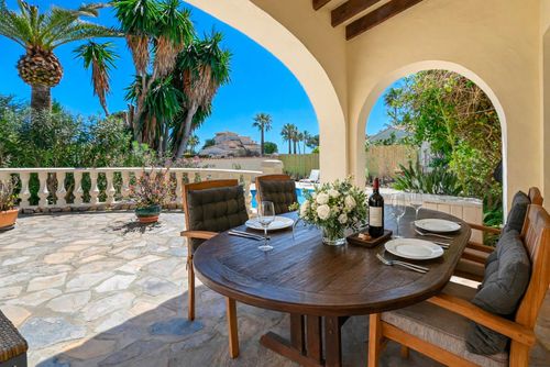 La Siesta Splendida e confortevole villa con piscina privata a Jávea, Costa Blanca, Spagna per 6 persone. La casa è situata in una zona residenziale vicino alla spiaggia, a pochi passi dai supermercati e a 2 km dalla Playa Ambolo, spiaggia di Jávea....