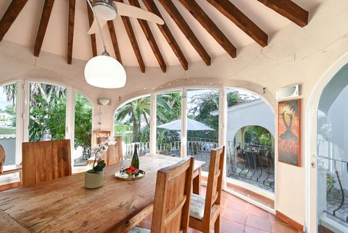 La Siesta Bellissima e confortevole villa a Jávea, Costa Blanca, Spagna con piscina privata per 6 persone. La casa è situata in una zona residenziale vicino alla spiaggia, vicino ai supermercati e a 2 km da Playa Ambolo, la spiaggia di Jávea....