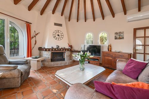La Siesta Belle et confortable villa avec piscine privée à Jávea, Costa Blanca, Espagne, pour 6 personnes. La maison est située dans un quartier résidentiel près de la plage, à proximité des supermarchés et à 2 km de Playa Ambolo, plage de Jávea....