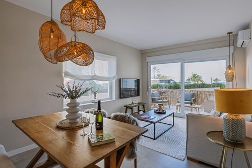 El Castillo Moderno y acogedor apartamento en Javea, Costa Blanca, España, para 4 personas. El apartamento está situado en una zona residencial de playa, cerca de restaurantes, bares y tiendas, y a 500 m de la playa de El Arenal....