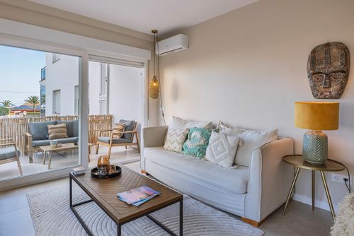 El Castillo Modernes und schönes Apartment in Javea, Costa Blanca, Spanien für 4 Personen. Das Apartment befindet sich in einem Wohngebiet nahe dem Strand, in der Nähe von Restaurants, Bars und Geschäften, und nur 500 m vom Strand El Arenal entfernt....