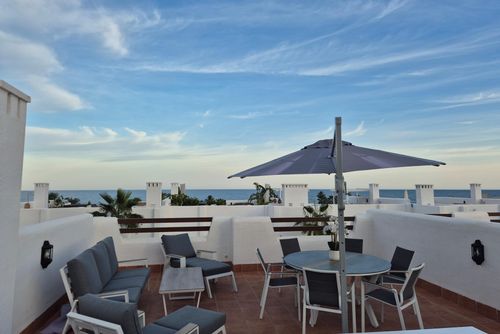 Casa Cléoli WINTER Appartement moderne et de luxe avec piscine commune à San Juan de los Terreros, en Andalousie, Espagne, pour 4 personnes. L'appartement est situé dans une station balnéaire, dans une zone résidentielle et montagneuse près de la plage, à proximité des supermarchés et à 100 m de la plage....