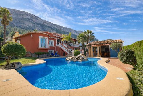 Serena Vista 4 pax Meravigliosa e accogliente villa a Denia, Costa Blanca, Spagna con piscina privata per 4 persone. La casa è situata in una zona residenziale e montuosa vicino alla spiaggia, a soli 3 km dalla spiaggia Marineta Casiana di Denia....