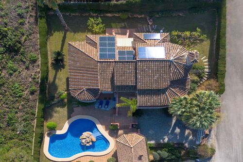 Serena Vista 4 pax Heerlijke en mooie villa in Denia, Costa Blanca, Spanje met privézwembad voor 4 personen. Het huis is gelegen in een residentiële en bergachtige strandomgeving en ligt op 3 km van Marineta Casiana, het strand van Denia....