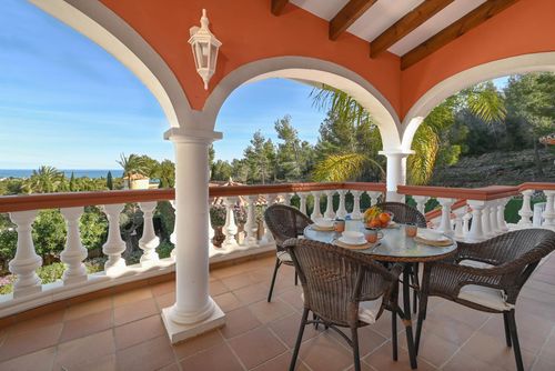 Serena Vista 4 pax Maravillosa y acogedora villa en Denia, Costa Blanca, España con piscina privada para 4 personas. La casa está situada en una zona residencial y montañosa de playa y se encuentra a 3 km de la playa Marineta Casiana, Denia....