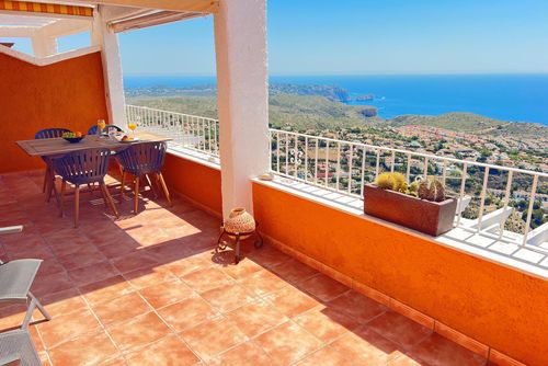 Azurea M A Ruim en comfortabel appartement in Benitachell - Poble Nou de Benitatxell, Costa Blanca, Spanje met gemeenschappelijk zwembad voor 4 personen. Het appartement is gelegen in een kust-, heuvelachtig en residentieel gebied en is 3 km van het Cala Moraig strand....
