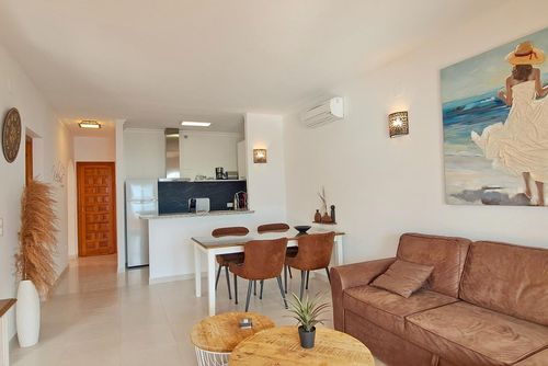 Azurea M A Großzügige und komfortable Wohnung mit Gemeinschaftspool in Benitachell-Poble Nou de Benitatxell, Costa Blanca, Spanien für 4 Personen. Die Wohnung befindet sich in einer küstennahen, hügeligen und Wohngegend und ist 3 km vom Strand Cala Moraig entfernt....