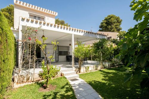 Villa Jardín botánico Casa rústica y clásica en Orihuela Costa, Costa Blanca, España, con piscina comunitaria para 6 personas. La casa se encuentra cerca de restaurantes y bares, tiendas, supermercados y una pista de tenis, a 1 km de la playa....