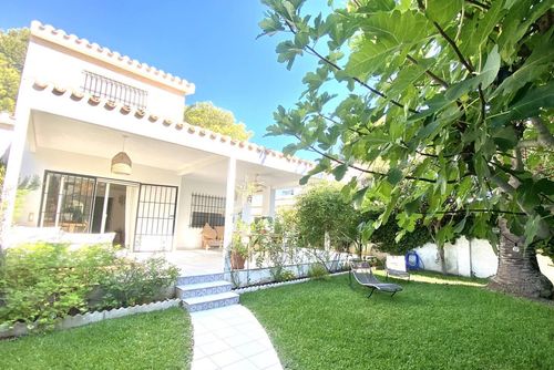 Villa Jardín botánico Rustic and classic house in Orihuela Costa, Costa Blanca, Spain with communal pool for 6 persons. The house is situated close to restaurants and bars, shops, supermarkets and a tennis court and 1 km from the beach....