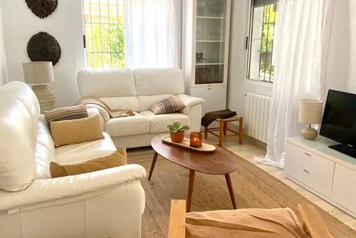 Villa Jardín botánico Maison rustique et classique à Orihuela Costa, Costa Blanca, Espagne, avec piscine commune pour 6 personnes. La maison est située à proximité de restaurants et bars, de magasins, de supermarchés et d'un court de tennis, à 1 km de la plage....