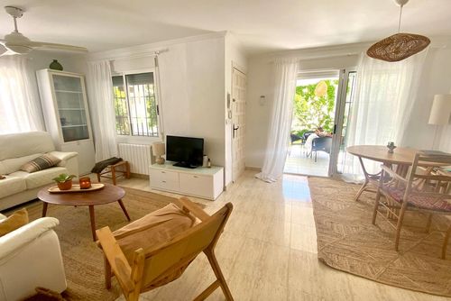 Villa Jardín botánico Casa rústica y clásica en Orihuela Costa, Costa Blanca, España, con piscina comunitaria para 6 personas. La casa se encuentra cerca de restaurantes y bares, tiendas, supermercados y una pista de tenis, a 1 km de la playa....