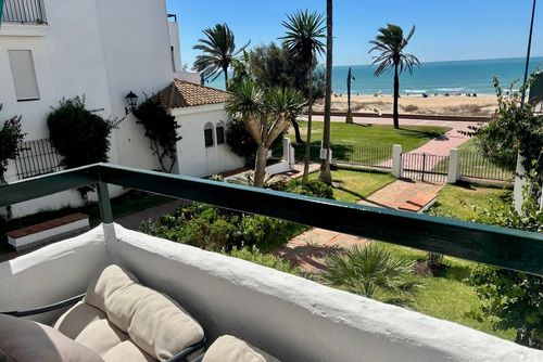 La Orilla Blanca Modern and comfortable apartment in Chiclana de la Frontera, Costa de la Luz, Spain for 6 persons. The apartment is situated in a residential beach area, close to restaurants and bars, shops and supermarkets, 50 m from La Barrosa beach and 0....