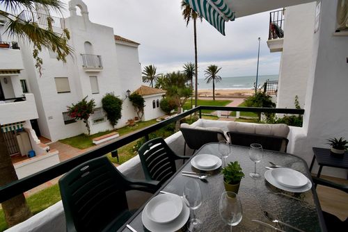 La Orilla Blanca Modern and comfortable apartment in Chiclana de la Frontera, Costa de la Luz, Spain for 6 persons. The apartment is situated in a residential beach area, close to restaurants and bars, shops and supermarkets, 50 m from La Barrosa beach and 0....