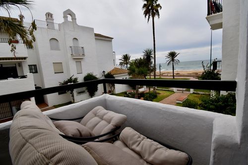 La Orilla Blanca Appartement moderne et confortable à Chiclana de la Frontera, Costa de la Luz, Espagne, pour 6 personnes. L'appartement est situé dans un quartier résidentiel proche de la plage, à proximité des restaurants et bars, des commerces et supermarchés, à 50 m de la plage de La Barrosa et à 0,05 km de l'océan Atlantique....