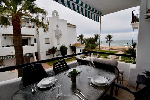 La Orilla Blanca Modernes und komfortables Apartment in Chiclana de la Frontera, Costa de la Luz, Spanien für 6 Personen. Das Apartment befindet sich in einem Wohngebiet in Strandnähe, in der Nähe von Restaurants und Bars, Geschäften und Supermärkten, 50 m vom Strand La Barrosa und 0,05 km vom Atlantik entfernt....