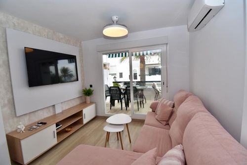 La Orilla Blanca Appartement moderne et confortable à Chiclana de la Frontera, Costa de la Luz, Espagne, pour 6 personnes. L'appartement est situé dans un quartier résidentiel proche de la plage, à proximité des restaurants et bars, des commerces et supermarchés, à 50 m de la plage de La Barrosa et à 0,05 km de l'océan Atlantique....