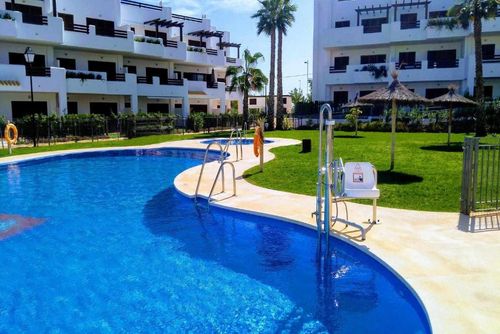 Casa Mario Apartamento encantador y alegre con piscina comunitaria en San Juan de los Terreros, Andalucía, España, para 6 personas. El apartamento está situado en un complejo vacacional, en una zona residencial y montañosa cerca de la playa, a poca distancia de restaurantes y bares, supermercados y una pista de tenis, y a 500 m de la Playa de Nardos....