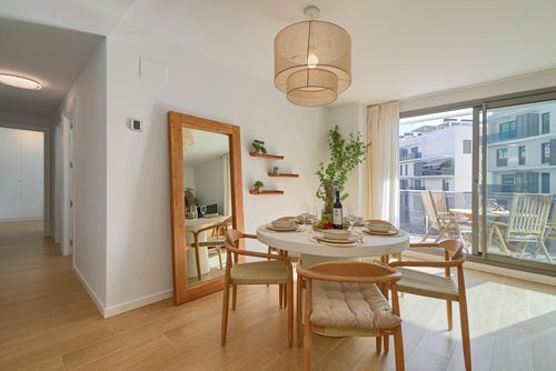 Marina Real III Moderne und komfortable Ferienwohnung in Denia, Costa Blanca, Spanien, mit Gemeinschaftspool für 6 Personen. Die Wohnung befindet sich in einem Wohnstrandgebiet, in der Nähe von Restaurants und Bars, 1 km vom Strand Playa de la Marineta und 1 km vom Mittelmeer entfernt....