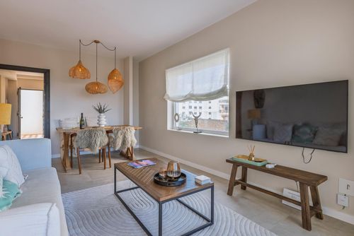 El Castillo LT Apartamento moderno y atractivo en Jávea, Costa Blanca, España, para 4 personas. El apartamento se encuentra en una zona residencial de playa, cerca de restaurantes, bares y tiendas, y a 500 m de la playa de El Arenal....