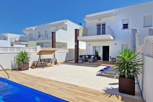 Bella Anna 4 Modernes und schönes Ferienhaus mit privatem Pool in Denia, Costa Blanca, Spanien für 4 Personen. Das Haus befindet sich in einer Küsten- und Stadtlage, in der Nähe von Restaurants und Bars, Geschäften und Supermärkten sowie 3 km vom Strand Almadrava und Deveses entfernt....