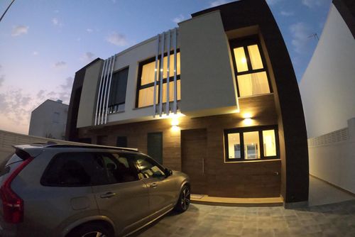 Bella Anna 4 Moderne en mooie vakantiehuis met privé zwembad in Denia, Costa Blanca, Spanje voor 4 personen. Het huis is gelegen in een kust- en stedelijk gebied, dicht bij restaurants en bars, winkels en supermarkten, en op 3 km van het Almadrava- en Deveses-strand....