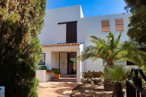 Casa Nina Schöne und komfortable Wohnung mit Gemeinschaftspool in Altea, Costa Blanca, Spanien für 6 Personen. Die Wohnung befindet sich in einem Golfresort, in einer Küsten- und Wohngegend mit Hügeln, in der Nähe von Restaurants und Bars und 3 km vom Playa de la Olla Strand entfernt....