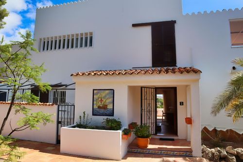 Casa Nina Hermoso y cómodo apartamento con piscina comunitaria en Altea, Costa Blanca, España, para 6 personas. El apartamento se encuentra en un complejo de golf, en una zona residencial costera y montañosa, cerca de restaurantes y bares, y a 3 km de la playa de la Olla....