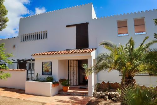 Casa Nina Hermoso y cómodo apartamento en Altea, Costa Blanca, España, con piscina comunitaria para 6 personas. El apartamento está situado en un complejo de golf, en una zona costera, montañosa y residencial, cerca de restaurantes y bares y a 3 km de la playa de la Olla....