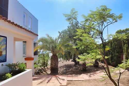 Casa Nina Beautiful and comfortable apartment with communal pool in Altea, Costa Blanca, Spain for 6 persons. The apartment is situated in a golf resort, in a coastal, hilly and residential area, close to restaurants and bars and 3 km from Playa de la Olla beach....
