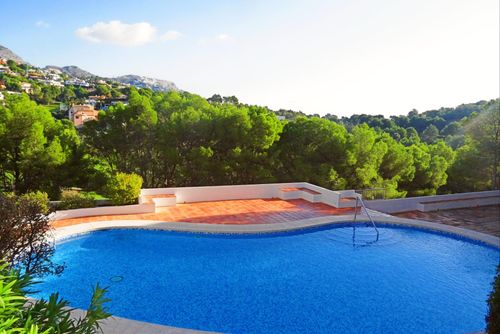 Casa Nina Bel et confortable appartement à Altea, Costa Blanca, Espagne, avec piscine commune pour 6 personnes. L'appartement est situé dans un resort de golf, dans une zone côtière, vallonnée et résidentielle, à proximité de restaurants et de bars, et à 3 km de la plage de la Olla....