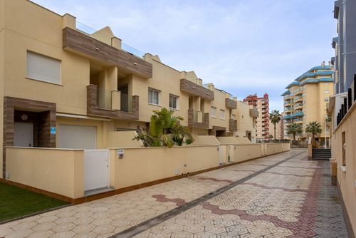 Casa Cuatro Soles Charmante et confortable maison à La Manga, Costa Cálida, Espagne, avec piscine commune pour 6 personnes. La maison est située dans un quartier résidentiel en bord de mer, à proximité de restaurants, bars, boutiques et supermarchés, et à 100 m de la plage....