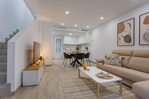 Casa Cuatro Soles Maravillosa y cómoda casa en La Manga, Costa Cálida, España, con piscina comunitaria para 6 personas. La casa está situada en una zona residencial de playa, cerca de restaurantes y bares, tiendas y supermercados, y se encuentra a 100 m de la playa....