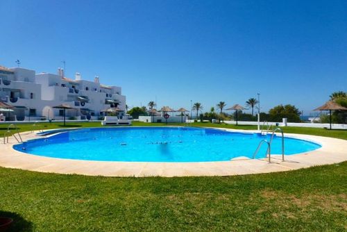 Azahar Apartamento en Chiclana de la Frontera, Costa de la Luz, España, con piscina comunitaria para 4 personas. El apartamento está situado en una zona residencial de playa, cerca de restaurantes y bares, tiendas y supermercados, y a 100 m de la playa de La Barrosa....