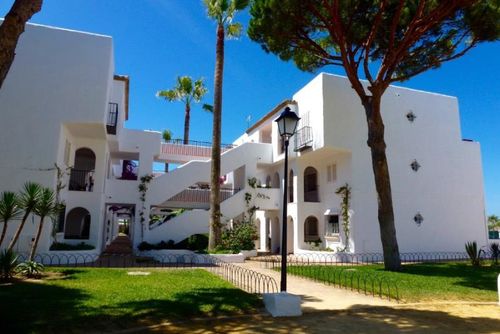 Azahar Apartamento en La Barrosa, Costa de la Luz, España, con piscina comunitaria para 4 personas. El apartamento se encuentra en una zona residencial de playa, cerca de restaurantes y bares, tiendas y supermercados, y a 100 m de la playa de La Barrosa....