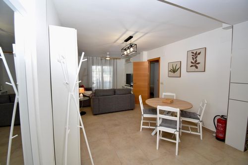 Azahar Apartamento en La Barrosa, Costa de la Luz, España, con piscina comunitaria para 4 personas. El apartamento se encuentra en una zona residencial de playa, cerca de restaurantes y bares, tiendas y supermercados, y a 100 m de la playa de La Barrosa....