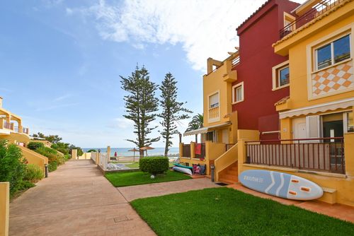 Denimar Winter Wunderbare und klassische Wohnung mit Gemeinschaftspool in Denia, Costa Blanca, Spanien für 6 Personen. Die Wohnung befindet sich in einem Wohnstrandgebiet, in der Nähe von Supermärkten, 25 m vom Strand Playa de L'Estanyo, 4 km von El Verger und 25 m vom Mittelmeer entfernt....
