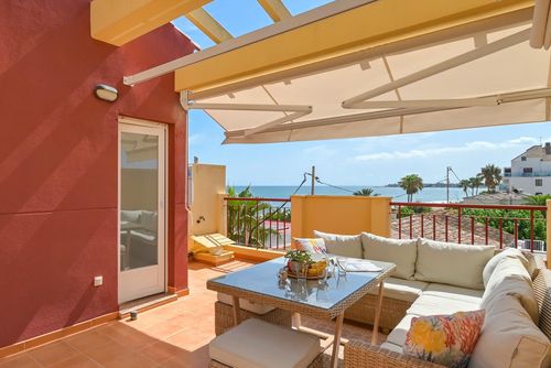 Denimar Winter Maravilloso y clásico apartamento con piscina comunitaria en Denia, Costa Blanca, España para 6 personas. El apartamento está situado en un área residencial de playa, cerca de supermercados, a 25 metros de la playa de L'Estanyo, a 4 kilómetros de El Vergel y a 25 metros del Mar Mediterráneo....