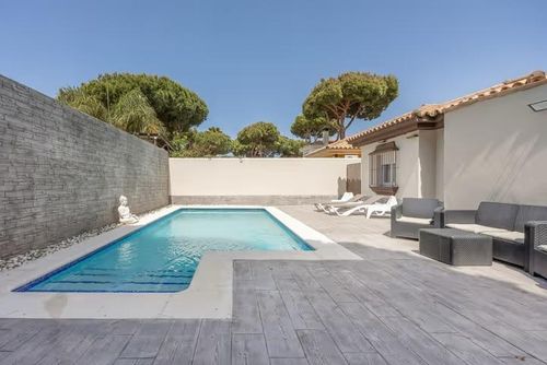 Farallon Schöne und komfortable Villa mit privatem Pool in Chiclana de la Frontera, Costa de la Luz, Spanien für 7 Personen. Das Haus befindet sich in einem bewaldeten und ruhigen Wohngebiet in Strandnähe, in der Nähe von Restaurants und Bars, und nur 500 m vom La Barrosa Strand entfernt....
