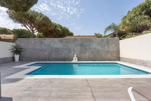 Farallon Encantadora y cómoda villa con piscina privada en Chiclana de la Frontera, Costa de la Luz, España, para 7 personas. La casa está situada en una zona residencial y boscosa cerca de restaurantes y bares, a 500 m de la playa de La Barrosa....