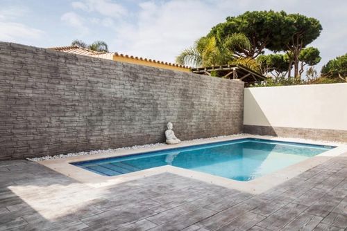 Farallon Schöne und komfortable Villa mit privatem Pool in Chiclana de la Frontera, Costa de la Luz, Spanien für 7 Personen. Das Haus befindet sich in einem bewaldeten und ruhigen Wohngebiet in Strandnähe, in der Nähe von Restaurants und Bars, und nur 500 m vom La Barrosa Strand entfernt....