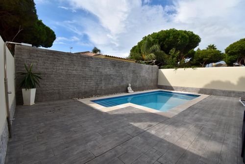 Farallon Lovely and comfortable villa with private pool in Chiclana de la Frontera, Costa de la Luz, Spain for 7 persons. The house is situated in a wooded and residential beach area, close to restaurants and bars and 500 m from La Barrosa beach....