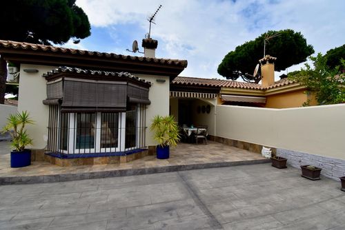 Farallon Lovely and comfortable villa in Chiclana de la Frontera, Costa de la Luz, Spain with private pool for 7 persons. The house is situated in a wooded and residential beach area, close to restaurants and bars and at 500 m from La Barrosa beach....