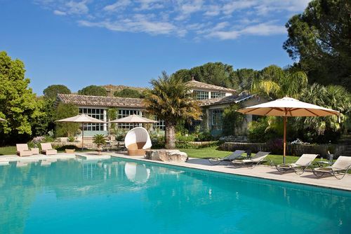 Villa Jaya Luxusvilla in Lentini, Sizilien, Italien mit privatem Pool für 20 Personen. Die Luxusvilla verfügt über 10 Schlafzimmer und 12 Badezimmer, verteilt auf die Hauptunterkunft und eine separate Einheit....