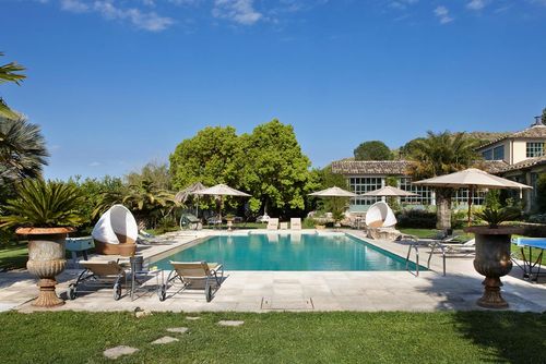 Villa Jaya Luxusvilla in Lentini, Sizilien, Italien mit privatem Pool für 20 Personen. Die Luxusvilla verfügt über 10 Schlafzimmer und 12 Badezimmer, verteilt auf die Hauptunterkunft und eine separate Einheit....