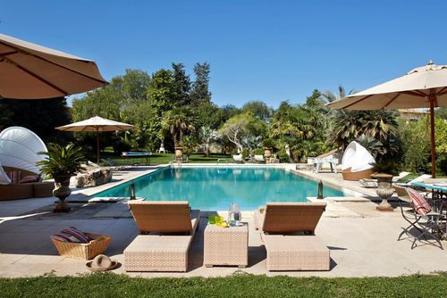 Villa Jaya Luxusvilla in Lentini, Sizilien, Italien mit privatem Pool für 20 Personen. Die Luxusvilla verfügt über 10 Schlafzimmer und 12 Badezimmer, verteilt auf die Hauptunterkunft und eine separate Einheit....