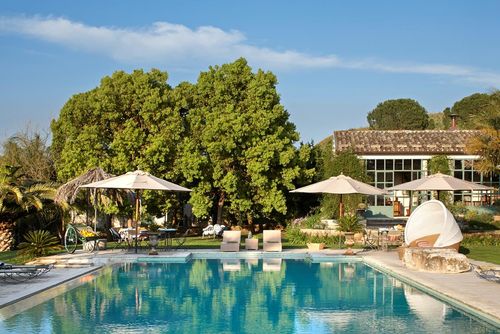 Villa Jaya Luxusvilla in Lentini, Sizilien, Italien mit privatem Pool für 20 Personen. Die Luxusvilla verfügt über 10 Schlafzimmer und 12 Badezimmer, verteilt auf die Hauptunterkunft und eine separate Einheit....