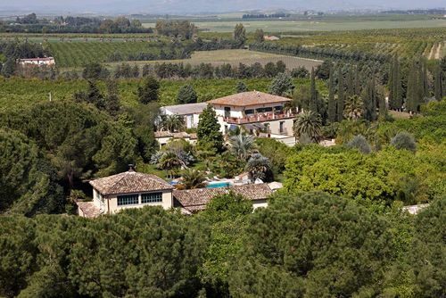 Villa Jaya Villa avec piscine privée à Lentini, Sicile, Italie pour 20 personnes. La villa dispose de 10 chambres et 12 salles de bains, réparties entre l'hébergement principal et une unité séparée....