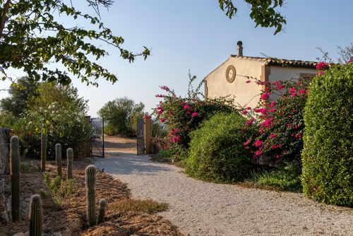Villa  Pizzuta Villa avec piscine privée à Noto, Sicile, Italie pour 6 personnes. La maison est située dans une zone rurale proche de la plage et se trouve à 2 km de la mer....